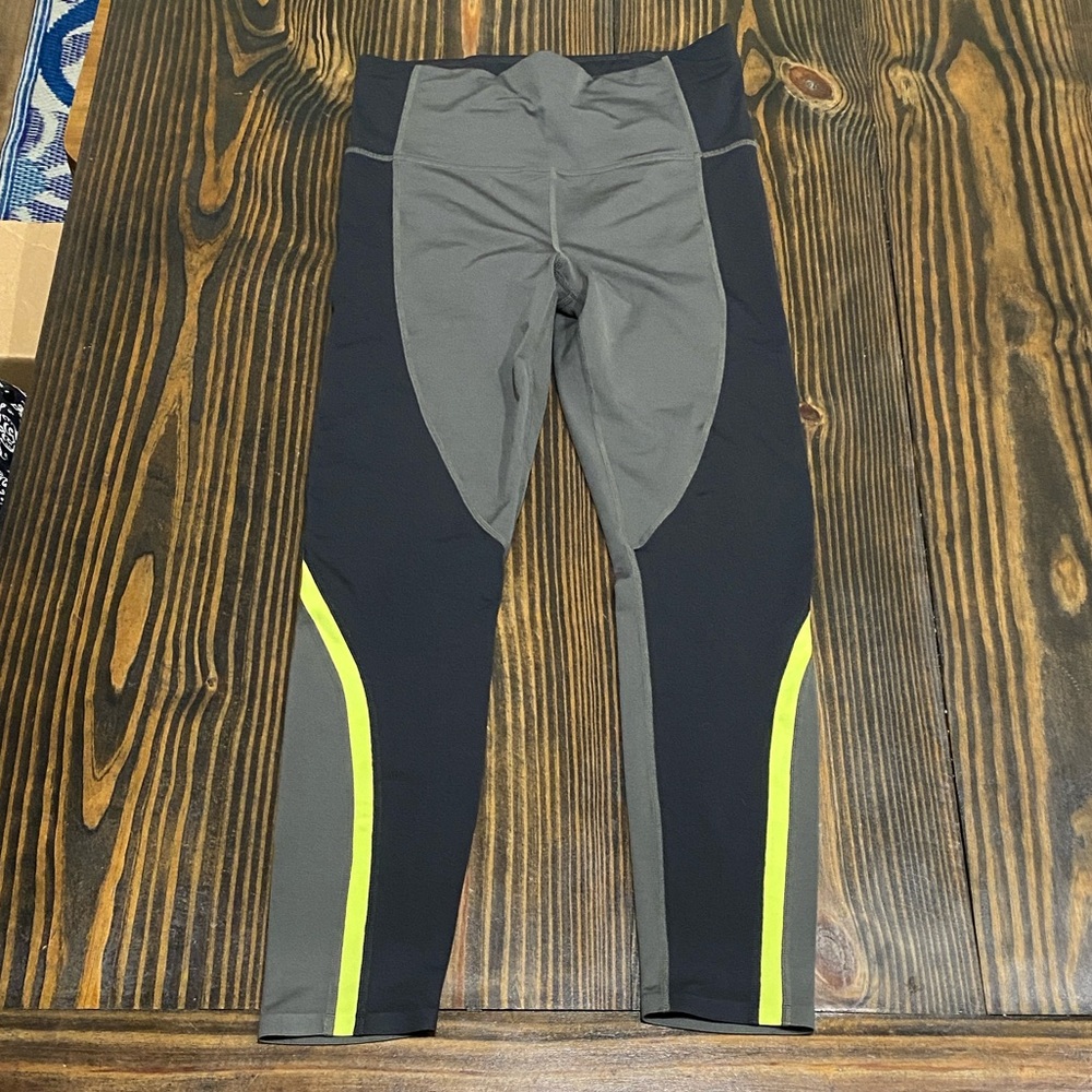 🔥Bundle 6 for $25🔥 Athleta Black Gray Colorblock Leggings with waist key pocket